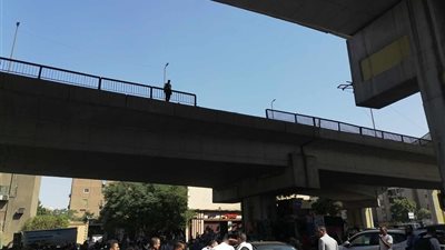 سقوط سيارة ملاكي من أعلى كوبري أكتوبر بالقرب من نادي السكة الحديد