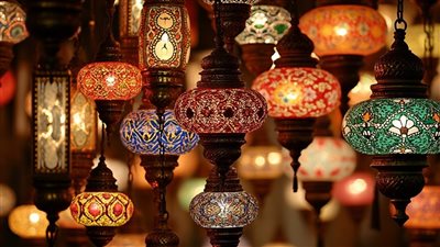 المصابيح التركية: جمال الضوء الممزوج بسحر الفنون التقليدية