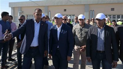 رئيس الوزراء يتفقد محطة مياه الشرب الجديدة بقرية الهنادي شرق إسنا