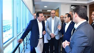 وزير الصحة يستطلع آراء المواطنين عن مستوى خدمات التأمين الصحي الشامل بالأقصر 