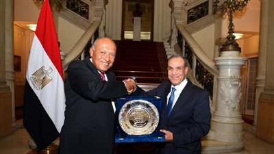 وزير الخارجية يُكرم الوزير السابق سامح شكري