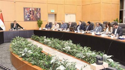 وزير الإسكان يتابع سير العمل بهيئة المجتمعات العمرانية الجديدة