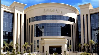 الشرطة تداهم عقارًا في بولاق وتضبط 8 أشخاص بتهمة التنقيب غير المشروع عن الآثار.