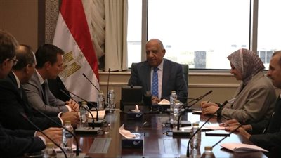 وزير الكهرباء يبحث مع شركة 