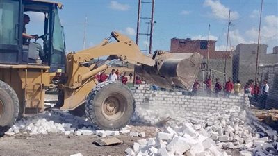 محافظ كفر الشيخ يتابع إزالة التعديات على أراضي الدولة في بلطيم.. تنفيذ 12 قرارًا على مساحة 4000 متر