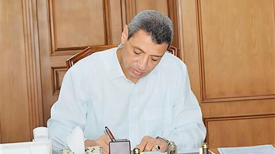 محافظ السويس يعتمد التعريفة الجديدة لسيارات الأجرة ويشدد على الرقابة لضمان الالتزام