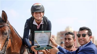 وزير الرياضة يسلّم جوائز المراكز الأولى للفائزين في بطولة وادي الفروسية الدولية لقفز الموانع
