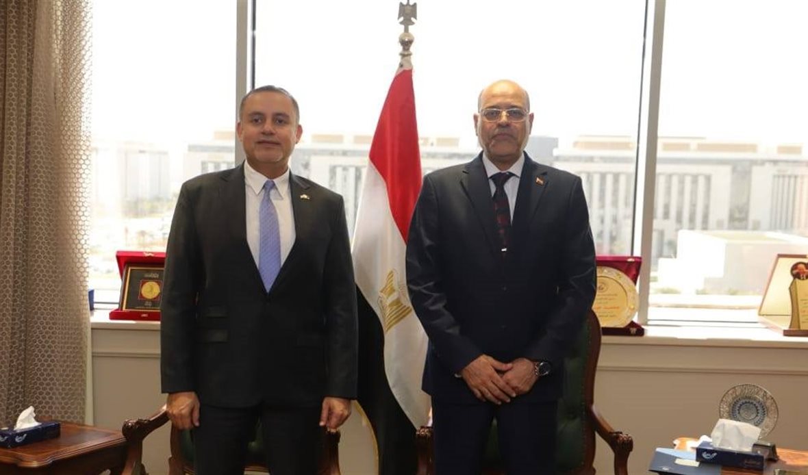 وزير العمل وسفير
