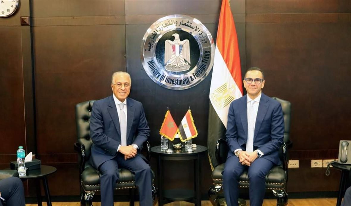 وزير الاستثمار وسفير