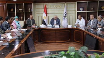 محافظ بني سويف يستعرض آليات تعزيز الموارد في اجتماع اللجنة العليا