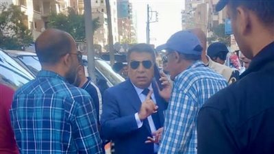 محافظ الدقهلية يشدد على ضبط المرور ولصق استيكرات الأجرة في جولة تفقدية بالمنصورة