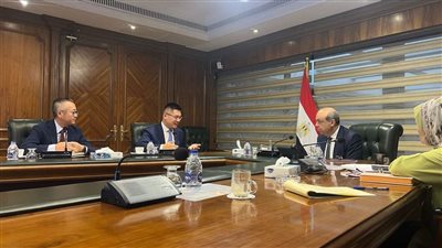 وزير الطيران المدني يلتقي مسئولي شركة هواوي العالمية