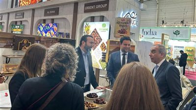 سفير مصر في فرنسا يتفقد الشركات المصرية المشاركة بمعرض SIAL الدولي