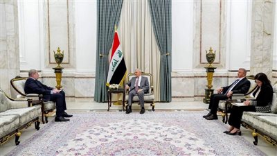 سفير مصر ببغداد يسلم الرئيس العراقي دعوة حضور المنتدى الحضري العالمي
