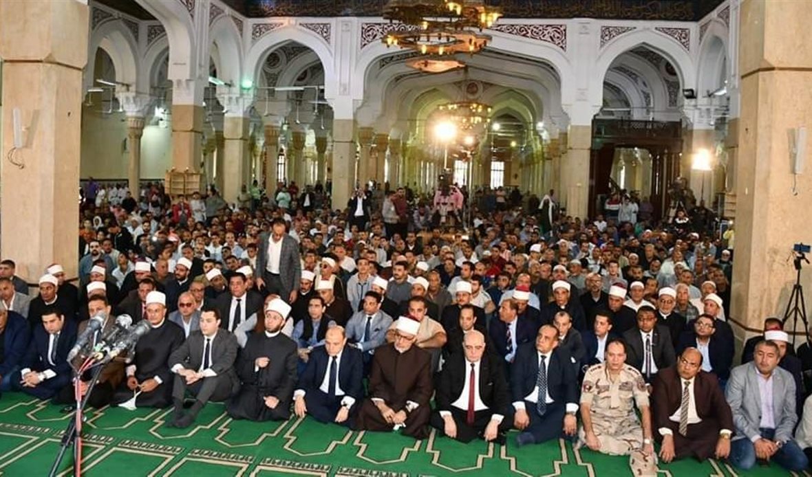 صلاة الجمعة بالمسجد