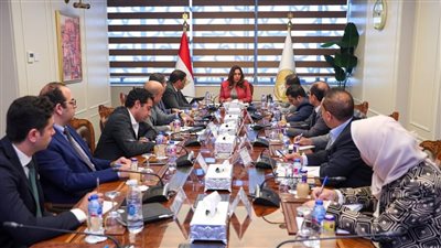 وزيرة التنمية المحلية تتابع الموقف التنفيذي لمنظومة تراخيص المحال العامة