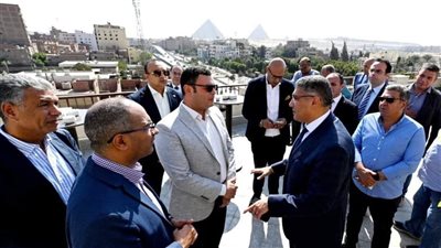 وزير الإسكان ومحافظ الجيزة يبحثان خطة شاملة لتطوير محيط الأهرامات وإضافة خدمات سياحية جديدة