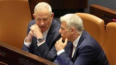 إعلام إسرائيلي: لابيد وجانتس يدليان الليلة ببيان مشترك عن قضية سرقة الوثائق