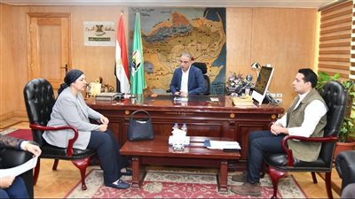 محافظ الفيوم يبحث مع “المصري الأصيل” إنشاء فصول لذوي الإعاقة ووحدة للنسيج لدعم التنمية بالمحافظة