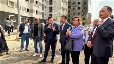 وزير الإسكان المنغولي يتفقد مشروعات 