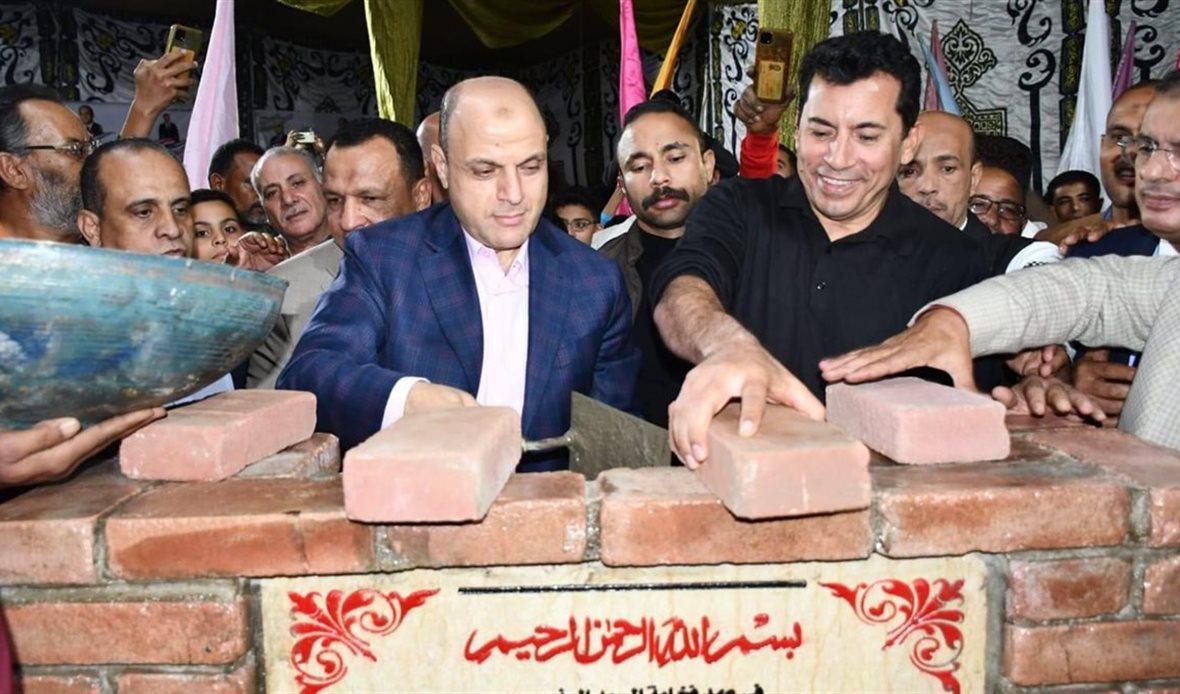 جانب من وضع حجر الأساس