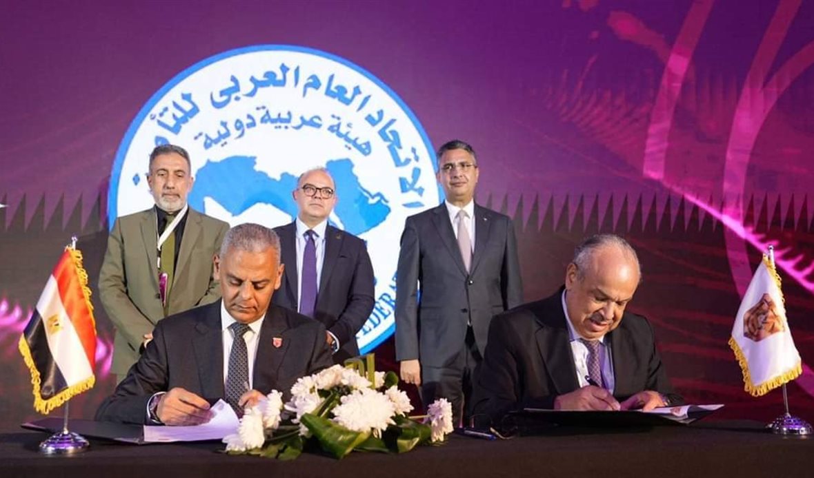 خلال توقيع عدد من
