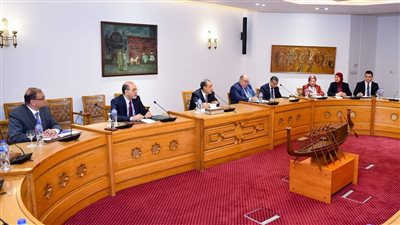 وزير الخارجية والهجرة يجتمع بقيادات وأعضاء القطاع الأوروبي