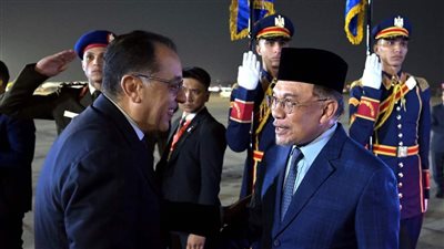 “مدبولي” يستقبل رئيس وزراء ماليزيا بمطار القاهرة الدولي