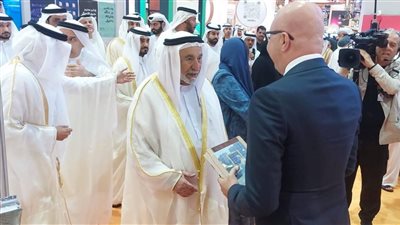 حاكم الشارقة يزور جناح مصر في معرض الشارقة ويشيد بتنوع الإصدارات الثقافية