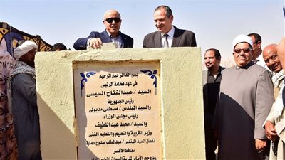 محافظ الأقصر يدشن مدرسة جديدة بالبعيرات والأهالي يكرمونه تقديرًا لدعمه