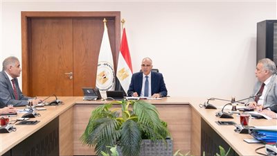 وزير الموارد المائية والري يشيد بجهود العاملين ويؤكد على الشفافية في مكافآت التميز