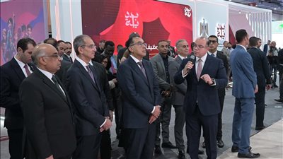 رئيس الوزراء يتفقد أجنحة البنك المركزي و