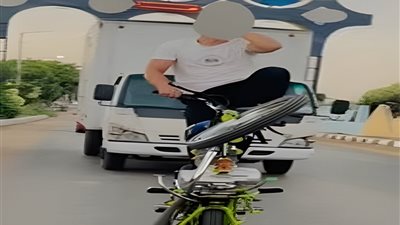 القبض على شخص قام بحركات استعراضية خطرة بالدراجة النارية في الدقهلية
