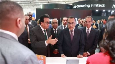 وزير الصحة يستعرض نموذج المحاكاة لمراكز التنمية البشرية بمعرض Cairo ICT 