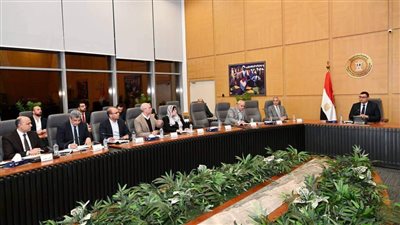 وزير الإسكان يتابع موقف تنفيذ وحدات 