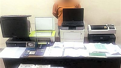 القبض على مزور خطير يعمل في تزوير المحررات الرسمية والعملة بالقاهرة