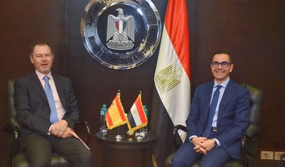وزير الاستثمار وسفير