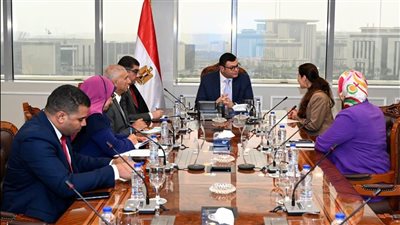 وزير الإسكان يلتقي مسئولي مجموعة 