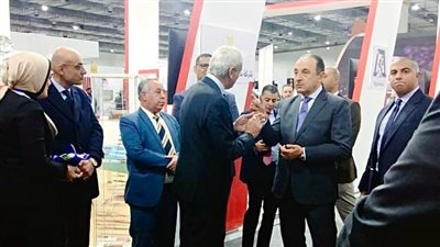 وزير قطاع الأعمال العام يتفقد جناح الشركات التابعة في المعرض الدولي الثالث للصناعة