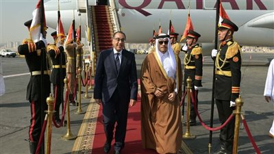 رئيس الوزراء يستقبل نظيره القطري بمطار القاهرة