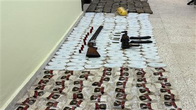 القبض على تاجر مخدرات خطير بمطروح بحوزته 10مليون جنيه من المخدرات والأسلحة