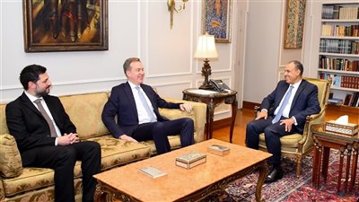 وزير الخارجية والهجرة يناقش مع رئيس المنتدى الاقتصادي العالمي فرص الاستثمار وأزمات الشرق الأوسط