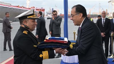 مدبولي يشهد رفع العلم المصري على سفينة “وادي العريش” ويطلق خط “الرورو” المصري الإيطالي