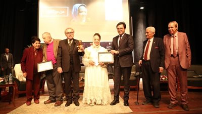 وزير الثقافة ورئيس كتاب مصر يُسلمان جائزة 