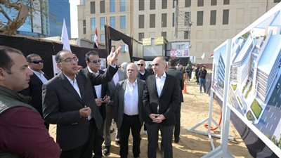 مصطفى مدبولي يستمع لشرح حول أعمال وإنشاءات مدينة النيل الطبية