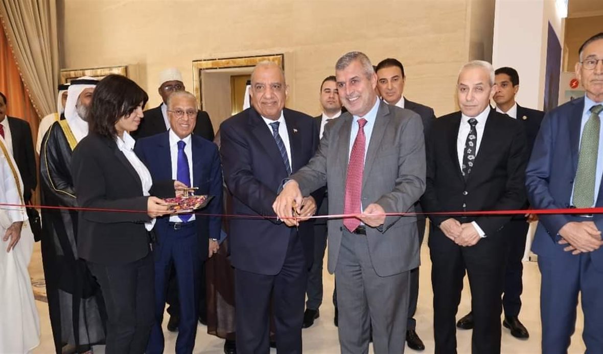 خلال افتتاح معرض