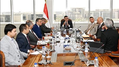 وزير الإسكان يبحث مع مسئولى شركة 