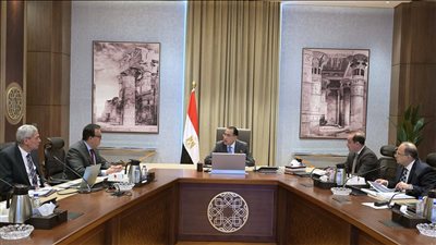 رئيس الوزراء يتابع موقف توفير الاحتياجات المالية لـ 