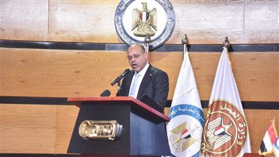 وزير العمل يُسلم عقود عمل لذوي الهمم ويُكرّم العمالة غير المنتظمة في فعالية كبرى تحت شعار بيئة عمل لائقة