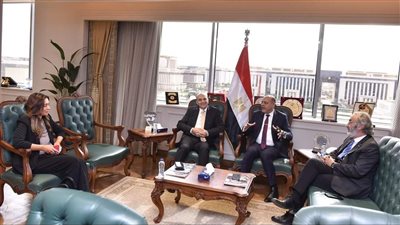 وزير العمل يلتقي وفدًا من غرفة التجارة والصناعة الفرنسية